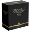 Wonder Woman ™ od DC Comics ™.
Táto strieborná minca oficiálne licencovaná spoločnosťou DC COMICS™ zobrazuje ikonické logo Wonder Woman™. Minca s jedinečným tvarom, vyrazená novozélandskou mincovňou z jednej unce 99,9 % striebra v kvalite proof, dostala tvar a farbu loga Wonder Woman. Zadná strana zobrazuje portrét Iana Rank-Broadleyho kráľovnej Alžbety II., ako aj rok vydania „2022“ a nominálnu hodnotu „TWO DOLLARS“.Jedna z najpopulárnejších a ikonických superhrdiniek DC všetkých čias, Wonder Woman, je už takmer osemdesiat rokov symbolom pravdy, spravodlivosti a rovnosti. Narodila sa ako princezná Amazoniek pod menom Princezná Diana z Hippolyty, kráľovná z Themysciry. Pri svojom narodení dostala schopnosti, ktoré presahovali schopnosti smrteľníkov, a neskôr jej bohovia Olympu udelili laso pravdy. Je opísaná ako „krásna ako Afrodita, múdra ako Aténa, rýchlejšia ako Hermes a silnejšia ako Herkules“. Od roku 1941 nebojuje len proti zlu, ale je aj zakladajúcou členkou Justice League™. Limitovaná strieborná minca v podobe loga Wonder Woman™ je dodávaná v tematicky ladiacej originálnej krabičke novozélandskej mincovne vrátane certifikátu pravosti. 