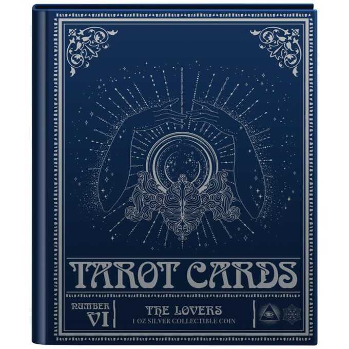 Novozélandská mincovňa venovala siedme vydanie série Tarotových kariet karte s číslom šesť vo Veľkej arkáne – Milencom.
Obdĺžniková minca bola vyrazená z jednej unce 99,9 % rýdzeho striebra v kvalite proof. Súčasťou dizajnu je aj číslo "VI" a nápis "THE LOVERS". Na zadnej strane je portrét Iana Rank-Broadleyho kráľovnej Alžbety II., ako aj rok vydania „2022“ a nominálna hodnota „2 DOLLARS“.
Karta milencov symbolizuje hlboké milostné zážitky a nevyhnutnosť rozhodnutia. Tarotová karta sa často spája s vlastnosťami: harmónia, dôvera, spolupatričnosť a dualita. Zaľúbenci sa neobmedzujú len na partnerstvá a vzťahy, ale môžu stáť aj o láske k sebe či iným spojeniam. Pri výklade tarotovej karty zaľúbenci nestoja o šťastný koniec. Skôr by to malo byť vnímané ako náznak, ako zvoliť správnu cestu.
Limitovaná obdĺžniková strieborná minca „Tarot Cards“ vo farebnom prevedení je dodávaná v originálnej krabičke od novozélandskej mincovne vrátane certifikátu pravosti.