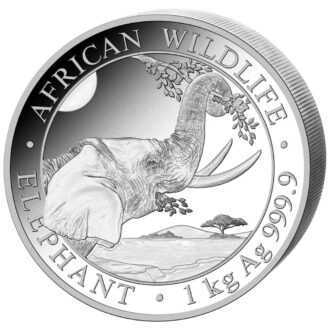 Nová minca „Somalia Elephant“ 2023 populárnej série „African Wildlife Series“ bola vyrazená z jednjedného kila rýdzeho striebra 99,99 %.
Séria African Wildlife sa vyznačuje každoročne sa meniacim motívom a je veľmi obľúbená u investorov po celom svete.
Na minci je vyobrazený dizajn African Wildlife Elephant,ktorý zobrazuje hlavu úplne dospelého slona, ktorý obopína svoj chobot okolo visiacej vetvy.
Pri okraji mince sú nápisy „AFRICAN WILDLIFE“ a „ELEPHANT“, „1 kg“ a rýdzosť „Ag 999,9“. Na rube je zobrazený somálsky štátny znak, ktorý zobrazuje štít s hviezdou podopretou dvoma leopardmi. Pod týmto symbolom sú dva tradičné oštepy a dva palmové listy a nápisy „SOMALSKÁ REPUBLIKA 2023 2000 šilingov“. Strieborná minca African Wildlife Elephant sa dodáva v ochrannej kapsuly.