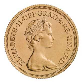 Sovereign 1979
Rok 1979 bol pre Spojené kráľovstvo bohatý na udalosti. Kráľovská rodina smútila nad stratou lorda Mountbattena, ktorý bol zavraždený ako obeť nepokojného Severného Írska. Margaret Thatcherová bola zvolená za prvú premiérku Spojeného kráľovstva a hudba sa stala prenosnou, keď Sony začala predávať Walkman. Aké spomienky máte na tento rok Vy?
The Sovereign, razený Kráľovskou mincovňou, vydržal celé veky a je svedkom svetových udalostí už po stáročia. Toto pôvodné vydanie, vyrazené v roku 1979, zdobí legendárny Saint George a dizajn draka, vyrazený z 22 karátového zlata. Lícna strana evokuje nostalgiu, pretože nesie druhý obehový mincový portrét Kráľovnej od Arnolda Machina. Zabezpečte si svoj kúsok histórie ešte dnes.