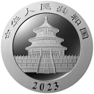 Čínska panda je nepochybne najpopulárnejšou a najlegendárnejšou zlatou mincou. Vďaka každoročne sa meniacim motívom sú čínske mince Panda veľmi populárne medzi investormi a zberateľmi.
Motívom mince roku 2023 sú dve malé pandy hrajúce sa na strome. Ide o dvojčatá malých pánd, ktoré sú zobrazené na motíve mincí roku 2022.
Na rube je každoročne identický obraz slávneho Nebeského chrámu v Pekingu. Národný symbol Číny je súčasťou svetového dedičstva UNESCO od roku 1998. Panda veľká, ktorá pochádza z Číny, je považovaná za symbol šťastia a všeobecne znamená harmóniu a trpezlivosť.
Strieborné mince Panda od Čínskej ľudovej banky sa dodávajú v plastovej kapsule.