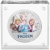 Farebná strieborná minca Disney™ je venovaná animovanému filmu Frozen™. Minca bola vyrazená novozélandskou mincovňou z jednej unce 99,9% rýdzeho striebra v kvalite proof.
Film vyšiel v novembri 2013 a je 53. animovaným filmom štúdia Walt Disney. Farebný motív zobrazuje Elsu v popredí a Svena, Kristoffa, Annu a Olafa v pozadí. Súčasťou návrhu je aj logo „FROZEN“ a hmotnosť a rýdzosť mince. Na zadnej strane je portrét kráľovnej Alžbety II., nominálna hodnota a rok vydania.
"Frozen" je založený na rozprávke "Snehová kráľovná" od Hansa Christiana Andersena. Film rozpráva príbeh princeznej Elsy, ktorá má magické schopnosti vytvárať sneh a ľad.
Elsa, ktorá sa bojí, že by náhodou nezranila svoju malú sestru Annu, uteká zo svojho kráľovstva, aby žila sama v obrovskom paláci z ľadu. Jej sestra Anna, snehuliak Olaf, doručovateľ ľadu Kristoff a jeho sob Sven urobia všetko pre to, aby ukončili izoláciu ľadovej kráľovnej a zachránili kráľovstvo pred ovládnutím temného Hansa a vojvodu z Pitzbuehlu.
Strieborná minca Disney™ Frozen™, limitovaná na 999 kusov na celom svete, sa dodáva v magnetickom akrylovom bloku a originálnom balení Disney™. Súčasťou je aj certifikát pravosti od novozélandskej mincovne.