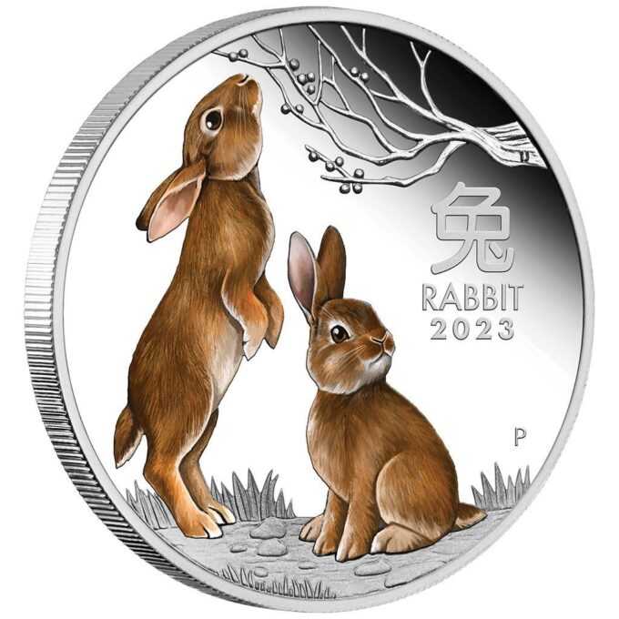 Nové vydanie austrálskej lunárnej série III mincovne v Perthe je venované roku zajaca. Zajac je štvrté zviera v kalendári čínskeho zverokruhu. Štvrté číslo mince 12-ročnej série Lunar III predstavuje striehnuceho zajaca so vztýčenými ušami vedľa iného zajaca, ktorý sa naťahuje po rozkvitnutej vetvičke. Dizajn tiež obsahuje čínsky znak pre „Zajac“, nápis „RABBIT 2023“ a tradičnú značku mincovne „P“. Na rube je zobrazený portrét kráľovnej Alžbety II., ako aj nominálna hodnota a rýdzosť.
Za talentovaných a ambicióznych sa považujú tí, ktorí sa narodili v znamení zajaca v rokoch 2023, 2011, 1999, 1987, 1975, 1963 a v každom 12. roku predtým. Zajac je všade obľúbený a dobrý spoločník, ktorý sa vyznačuje najmä trpezlivosťou a dobrou povahou. Zajace sú známe svojim zmyslom pre umenie a často robia správne rozhodnutia na základe svojich inštinktov. Napriek svojej obľúbenosti sa vyhýbajú zmenám a sú často neistí a skôr pesimistickí.
Limitovaná strieborná farebná minca je dodávaná v originálnej krabičke vrátane očíslovaného certifikátu pravosti.