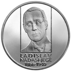 Ladislav Nádaši-Jégé – 150. výročie narodenia
Strieborná zberateľská eurominca v nominálnej hodnote 10 eur
Ladislav Nádaši-Jégé (12. 2. 1866 – 2. 7. 1940) je jedným z ťažiskových autorov slovenskej medzivojnovej literatúry a kľúčovým predstaviteľom slovenského literárneho naturalizmu. Prvé obdobie jeho tvorby z prelomu osemdesiatych a deväťdesiatych rokov 19. storočia predstavujú satirické prózy Žart, Vada, Výhody spoločenského života, Omyl, Kúra, Pomsta. Druhé obdobie tvorby v dvadsiatych a tridsiatych rokoch 20. storočia charakterizuje príklon k historizmu a postupný prechod od poviedok a noviel k románom – Wieniawského legenda (1922), Adam Šangala (1924), Kuruci (1925), Magister rytier Donč, Horymír (1926), Svätopluk (1928). Okrem prózy písal aj divadelné hry, zdravotno-osvetové články a venoval sa literárnej publicistike. V románe Cesta životom (1930), sa vrátil k aktuálnejšej téme, k obrazu malomeštiackej slovenskej spoločnosti od deväťdesiatych rokov 19. storočia do roku 1918 a rozvinul v ňom svoje pesimistické a ironické vnímanie sveta. Osobité miesto v Jégého diele majú humoristické prózy z dedinského prostredia z posledných rokov jeho tvorby.
