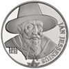 Ján Jessenius – 450. výročie narodenia
Strieborná zberateľská eurominca v nominálnej hodnote 10 eur
Ján Jessenius (27. 12. 1566 – 21. 6. 1621), lekár, vedec a rektor Karlovej univerzity v Prahe, patril k popredným vedcom na prelome 16. – 17. storočia. Zanechal na svoju dobu mimoriadne novátorské práce z medicíny a pokladá sa za jedného zo zakladateľov anatómie. V roku 1600 predviedol v Prahe prvú verejnú pitvu, ku ktorej vydal tlačou aj prednášku. Jeho hodiny anatómie boli preslávené a veľmi pokrokové. Je tiež autorom významných diel o kostiach, o krvi a o chirurgii. Publikoval a písal aj práce filozofické, historické a vieroučné. Politicky sa angažoval sa strane českých stavov, čo vyústilo do opozície s katolíckym cisárskym centralizmom. Stal sa jednou z vedúcich osobností stavovského povstania. V roku 1621 bolo povstanie českých stavov bitkou na Bielej hore potlačené, Jessenius bol obvinený z rebélie a urážky majestátu a odsúdený na trest smrti. Bol popravený spolu s ďalšími dvadsiatimi šiestimi českými pánmi na Staromestskom námestí v Prahe.