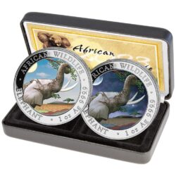  
Nová minca „Somalia Elephant“ 2023 populárnej série „African Wildlife Series“ bola vyrazená z jednej unce rýdzeho striebra 99,99 %. Séria African Wildlife sa vyznačuje každoročne sa meniacim motívom a je veľmi obľúbená u investorov po celom svete.
Na minci „African Wildlife - Elephant „ je tento rok vyobrazená, hlava úplne dospelého slona, ktorý obopína svoj chobot okolo visiacej vetvy. V pozadí sa črtá africká stepná krajina. Pri okraji mince sú nápisy „AFRICAN WILDLIFE“ a „ELEPHANT“, „1 oz“ a rýdzosť „Ag 999,9“.
Na rube je zobrazený somálsky štátny znak, ktorý zobrazuje štít s hviezdou podopretou dvoma leopardmi. Pod týmto symbolom sú dva tradičné oštepy a dva palmové listy a nápisy „SOMALSKÁ REPUBLIKA 2023, 100 šilingov“.
Limitovaná sada Day & Night Elephant je dodávaná v originálnej krabici vrátane certifikátu pravosti.