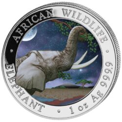  
Nová minca „Somalia Elephant“ 2023 populárnej série „African Wildlife Series“ bola vyrazená z jednej unce rýdzeho striebra 99,99 %. Séria African Wildlife sa vyznačuje každoročne sa meniacim motívom a je veľmi obľúbená u investorov po celom svete.
Na minci „African Wildlife - Elephant „ je tento rok vyobrazená, hlava úplne dospelého slona, ktorý obopína svoj chobot okolo visiacej vetvy. V pozadí sa črtá africká stepná krajina. Pri okraji mince sú nápisy „AFRICAN WILDLIFE“ a „ELEPHANT“, „1 oz“ a rýdzosť „Ag 999,9“.
Na rube je zobrazený somálsky štátny znak, ktorý zobrazuje štít s hviezdou podopretou dvoma leopardmi. Pod týmto symbolom sú dva tradičné oštepy a dva palmové listy a nápisy „SOMALSKÁ REPUBLIKA 2023, 100 šilingov“.
Limitovaná sada Day & Night Elephant je dodávaná v originálnej krabici vrátane certifikátu pravosti.