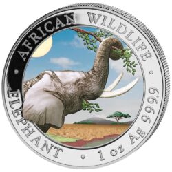  
Nová minca „Somalia Elephant“ 2023 populárnej série „African Wildlife Series“ bola vyrazená z jednej unce rýdzeho striebra 99,99 %. Séria African Wildlife sa vyznačuje každoročne sa meniacim motívom a je veľmi obľúbená u investorov po celom svete.
Na minci „African Wildlife - Elephant „ je tento rok vyobrazená, hlava úplne dospelého slona, ktorý obopína svoj chobot okolo visiacej vetvy. V pozadí sa črtá africká stepná krajina. Pri okraji mince sú nápisy „AFRICAN WILDLIFE“ a „ELEPHANT“, „1 oz“ a rýdzosť „Ag 999,9“.
Na rube je zobrazený somálsky štátny znak, ktorý zobrazuje štít s hviezdou podopretou dvoma leopardmi. Pod týmto symbolom sú dva tradičné oštepy a dva palmové listy a nápisy „SOMALSKÁ REPUBLIKA 2023, 100 šilingov“.
Limitovaná sada Day & Night Elephant je dodávaná v originálnej krabici vrátane certifikátu pravosti.