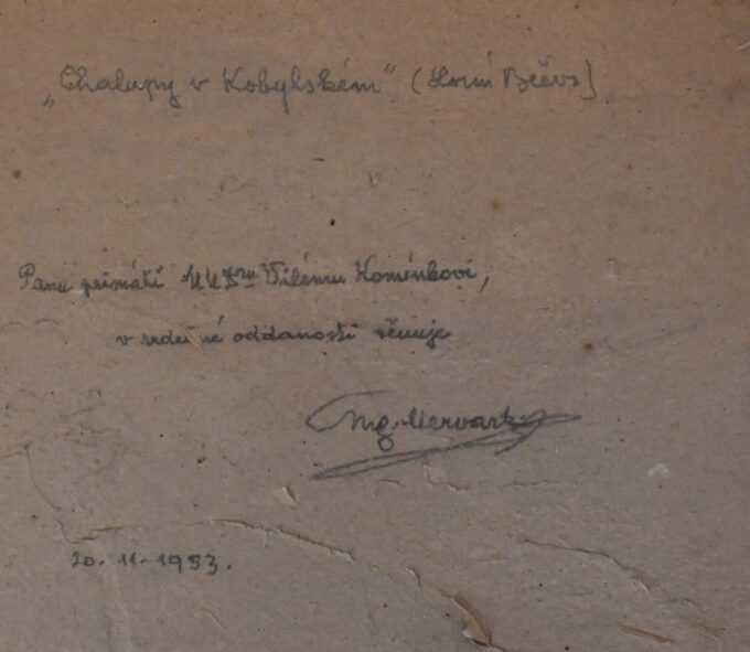 Augustín Mervart, 30.12.1889 - 15.08.1968
Chalupy, olej na kartóne, 31 x 38,5 cm
Augustin Mervart sa narodil v Krásne nad Bečvou (dnes časť Valašského Meziříčí). Rodičia Antonín Mervart a Františka, rodená Vlčková, pochádzali z Náchoda, kde boli zosobášení. V rokoch 1903 – 1908 študoval Augustín Mervart figurálne rezbárstvo na Odbornej škole pre spracovanie dreva vo Valašskom Meziříčí. Prvú výstavu usporiadal už v roku 1908 v Krásne nad Bečvou.
Prvú svetovú vojnu prežil Augustin Mervart od roku 1916 na rumunskom fronte, kde bol tiež výtvarne činný. Ešte pred odchodom na front sa (už ako branec) 25. septembra 1916 oženil s Františkou Henšlovou (19. 8. 1893 – 11. 5. 1976). Z manželstva sa narodila dcéra Věra.
V dvadsiatych rokoch podnikol študijné cesty na Balkán a do Talianska.
V roku 1919 sa Augustín Mervart presťahoval do rodiska svojej manželky Františky - do Přerova; tu žil až do svojej smrti v roku 1968.
Pre krajinárske dielo Augustína Mervarta sú typické obrazy valašskej prírody a mestské témy (predovšetkým Přerov, ale aj iné mestá, ako Hradec Králové). Významné sú aj obrazy zo študijných ciest po juhu Európy (Dalmácia, Taliansko). Technikou jeho diel sú predovšetkým oleje, akvarely a kresba, menej časté sú litografia.
Tradicionalistický krajinársky štýl Augustína Mervarta, nepodliehajúci dobovým módnostiam, bol obľúbený po celý jeho život, bez ohľadu na meniace sa politické pozadie. Napr. už v r. 1923 vytlačil prestížny časopis Zlatá Praha reprodukciu a charakteristiku jeho diela Fojtstva na prostrednej Bečve. Jeho obraz Dediča pri Vyškove z roku 1948 bol umiestnený na pražskom Hrade. Diela Augustína Mervarta boli a sú často vystavované a sú súčasťou galerijných zbierok.
Popularitu Augustina Mervarta zvyšovalo vydávanie farebných pohľadníc podľa jeho originálov. Pohľadnice vydávali v dvadsiatych rokoch rôzni vydavatelia.