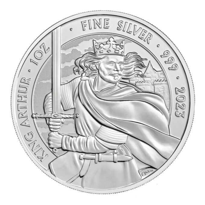 Investujte do legendy britského folklóru, pretože príbeh o kráľovi Artušovi inšpiruje najnovšiu sériu troch mincí v rámci zbierky venovanej mýtom a legendám. Bájny kráľ zdobí prvú mincu novej série, pričom Merlin a Morgan le Fay sa plánujú objaviť na druhej a tretej minci.
Legenda o kráľovi Artušovi sa prvýkrát objavila vo waleských stredovekých kronikách deviateho a desiateho storočia a zostáva jednou z najikonickejších postáv britskej mytológie. Legenda sa v priebehu vekov vyvíjala s rôznymi príbehmi, ktoré ponúkajú zobrazenia Artura, ktoré siahajú od divokého bojovníka brániaceho Britániu pred saskými útočníkmi až po vznešeného vodcu rytierov okrúhleho stola, ktorý stelesňuje hodnoty rytierskej spoločnosti.
Dizajn, ktorý vytvoril skúsený ilustrátor David Lawrence, zobrazuje kráľa Artuša držiaceho Excalibur, svoj legendárny meč. V pozadí je vidieť hrad Camelot, domov rytierov okrúhleho stola a ich vznešeného vodcu. Každá minca, vyrazená z rýdzeho striebra 999, je dokončená podľa štandardu kráľovskej mincovne a je dodávaná voľne bez obalu.
 