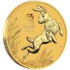 Nová sada mincí na rok 2023 z austrálskej lunárnej série III od Perth Mint je venovaná roku Zajaca.
Zajac je štvrté zviera v kalendári čínskeho zverokruhu. Štvrté číslo 12-ročnej série Lunar III predstavuje skákajúceho králika medzi steblami tráv. Dizajn tiež obsahuje čínsky znak pre „Zajac“, nápis „RABBIT 2023“ a tradičnú značku mincovne „P“. Na rube je zobrazený portrét kráľovnej Alžbety II., ako aj nominálna hodnota a rýdzosť.
Za talentovaných a ambicióznych sa považujú tí, ktorí sa narodili v znamení zajaca v rokoch 2023, 2011, 1999, 1987, 1975, 1963 a v každom 12. roku predtým. Zajac je všade obľúbený a dobrý spoločník, ktorý sa vyznačuje najmä trpezlivosťou a dobrou povahou. Zajace sú známe svojim zmyslom pre umenie a často robia správne rozhodnutia na základe svojich inštinktov. Napriek svojej obľúbenosti sa vyhýbajú zmenám a sú často neistí a skôr pesimistickí.
Minca Rok zajaca vyrazená z dvoch uncí 99,99% rýdzeho zlata je dodávaná v ochrannej kapsule na mince.