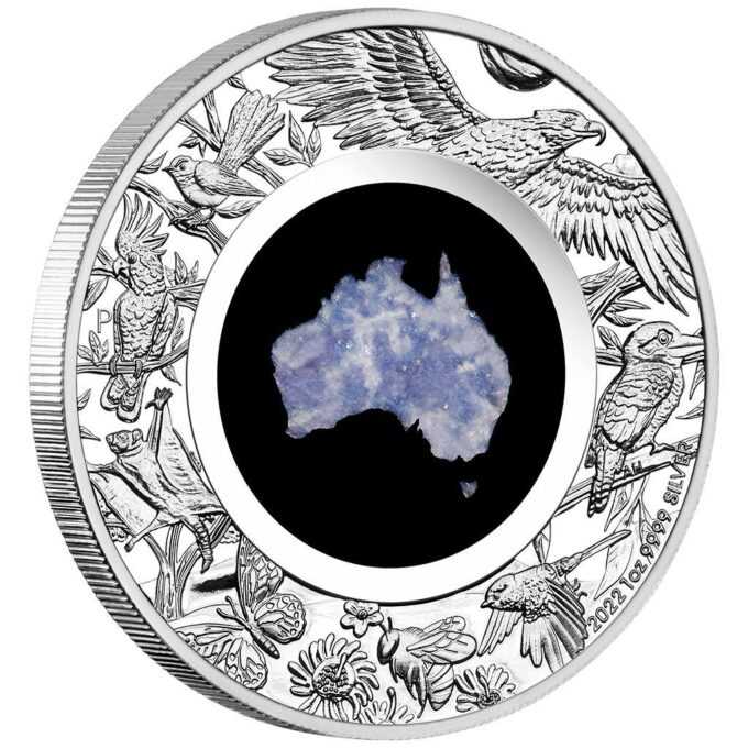 Strieborná minca „Great Southern Land“ - Lepidolite ponúka veľký južný austrálsky kontinent v ohromujúcom austrálskom lepidolite.
Austrália je najmenším kontinentom na svete a je domovom rôznych podnebí a zvierat. Mincu vyrazila mincovňa Perth z jednej unce 99,99% čistého striebra v kvalite PROOF, minca zahŕňa dizajn veľkého južného kontinentu podrobne vyobrazeného z autentického modrého austrálskeho lepidolitu.
Vonkajší kruh mince obsahuje reprezentácie ikonických austrálskych pozemných zvierat - austrálskeho orla s chvostom, kookaburra, víly Wren, modroplňovanej včely, Kakadú crest a Willie Wagtail. Rub znázorňuje podobizňu Jej Veličenstva kráľovnej Alžbety II.
Strieborná minca je dodávaná v originálnej krabičke vrátane certifikátu.