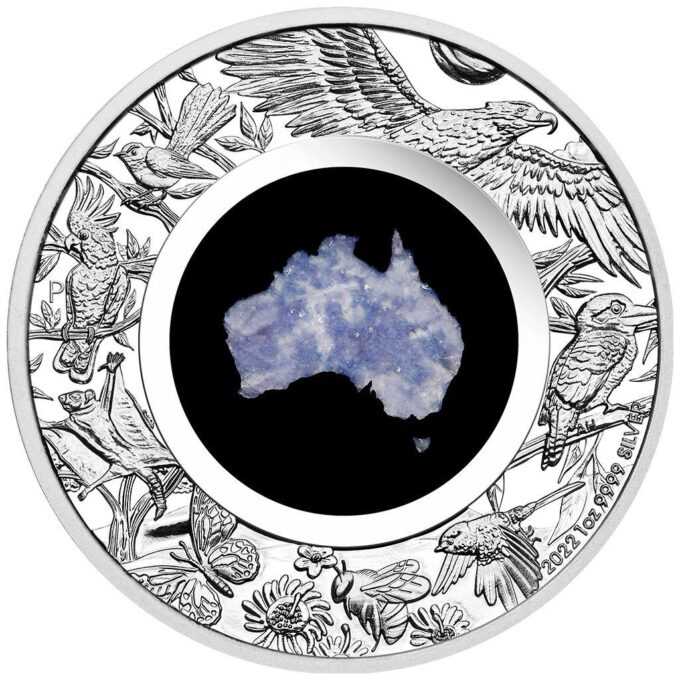 Strieborná minca „Great Southern Land“ - Lepidolite ponúka veľký južný austrálsky kontinent v ohromujúcom austrálskom lepidolite.
Austrália je najmenším kontinentom na svete a je domovom rôznych podnebí a zvierat. Mincu vyrazila mincovňa Perth z jednej unce 99,99% čistého striebra v kvalite PROOF, minca zahŕňa dizajn veľkého južného kontinentu podrobne vyobrazeného z autentického modrého austrálskeho lepidolitu.
Vonkajší kruh mince obsahuje reprezentácie ikonických austrálskych pozemných zvierat - austrálskeho orla s chvostom, kookaburra, víly Wren, modroplňovanej včely, Kakadú crest a Willie Wagtail. Rub znázorňuje podobizňu Jej Veličenstva kráľovnej Alžbety II.
Strieborná minca je dodávaná v originálnej krabičke vrátane certifikátu.