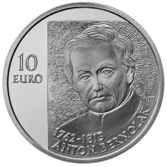 Anton Bernolák – 250. výročie narodenia
Strieborná zberateľská eurominca v nominálnej hodnote 10 eur
Anton Bernolák (3. 10. 1762 – 15. 1. 1813) je jednou z najvýznamnejších osobností slovenskej histórie. Patrí k vedúcim postavám slovenského národného života druhej polovice 18. storočia a začiatku 19. storočia. Bol významným jazykovedcom, prvým kodifikátorom slovenského spisovného jazyka, katolíckym kňazom a aktívnym propagátorom slovenského národného života a vzdelanosti.
Vo svojich jazykovedných prácach opísal všetky stránky slovenského jazyka a prácou Filologicko-kritická rozprava o slovenských písmenách (Dissertatio philologico-critica de literis Slavorum) z roku 1787 zdôvodnil potrebu uzákoniť jednotnú podobu spisovného slovenského jazyka. V jej prílohe pod názvom Orthographia uverejnil prvé jednotné pravopisné zásady slovenčiny. V knihe Grammatica Slavica (1790), opísal jej gramatickú stavbu. Vedecký opis slovenského jazyka dovŕšil spisom Etymologia vocum Slavicarum (1791), v ktorom sa zaoberal spôsobmi tvorenia slov.