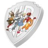 Pri príležitosti 100. výročia Warner Brothers vydáva novozélandská mincovňa novú sériu „Looney Tunes™ Mashups“. Oficiálne licencovaná minca vyrazená z 2 uncí 99,9 % rýdzeho striebra v kvalite proof je prvou emisiou v novej sérii. Tvar mince má pripomínať oficiálne logo Warner Brothers. Na farebnom motíve sú Looney Tunes™ oblečené ako postavy z filmovej klasiky z roku 1939 „The Wizard of Oz“ so svetoznámou skratkou „WB“ pre Warner Brothers v pozadí. Na zadnej strane je vyobrazená verejná pečať Niue, ako aj logo výročia, nominálna hodnota, rok vydania, hmotnosť, rýdzosť a oficiálne autorské práva.
 
Spoločnosť Warner Bros Entertainment Inc, predtým známa ako Warner Brothers alebo Warner Bros., bola od svojho založenia v Hollywoode 4. apríla 1923 jednou z najznámejších amerických filmových a televíznych spoločností na svete. S Al Jolsonom ako „Jazzovým spevákom“ uviedla spoločnosť na obrazovky prvý zvukový film a svoj podnikateľský úspech spečatila ikonickými animovanými filmami Looney Tunes™. Nasledovalo nespočetné množstvo klasických filmov, ako Robin Hood, Casablanca, ako aj Nekonečný príbeh z roku 1984. Medzi novšie úspešné produkcie patria filmové série ako Harry Potter™, Matrix™ a Smrtonosná zbraň™. Limitovaný náklad len 1 923 kusov odkazuje na rok založenia Warner Brothers. Strieborná minca Looney Tunes™ Mashups – Čarodejník z krajiny Oz sa dodáva v originálnej krabičke vrátane očíslovaného certifikátu pravosti.
