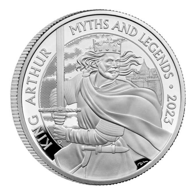 Investujte do legendy britského folklóru, pretože príbeh o kráľovi Artušovi inšpiruje najnovšiu sériu troch mincí v rámci zbierky venovanej mýtom a legendám. Bájny kráľ zdobí prvú mincu novej série, pričom Merlin a Morgan le Fay sa plánujú objaviť na druhej a tretej minci.
Legenda o kráľovi Artušovi sa prvýkrát objavila vo waleských stredovekých kronikách deviateho a desiateho storočia a zostáva jednou z najikonickejších postáv britskej mytológie. Legenda sa v priebehu vekov vyvíjala s rôznymi príbehmi, ktoré ponúkajú zobrazenia Artura, ktoré siahajú od divokého bojovníka brániaceho Britániu pred saskými útočníkmi až po vznešeného vodcu rytierov okrúhleho stola, ktorý stelesňuje hodnoty rytierskej spoločnosti.
Dizajn, ktorý vytvoril skúsený ilustrátor David Lawrence, zobrazuje kráľa Artuša držiaceho Excalibur, svoj legendárny meč. V pozadí je vidieť hrad Camelot, domov rytierov okrúhleho stola a ich vznešeného vodcu.
Každá minca, vyrazená z rýdzeho striebra 999, je dokončená podľa štandardu kráľovskej mincovne v kvalite PROOF. 
Limitovaná edícia v počte 2510 kusov!