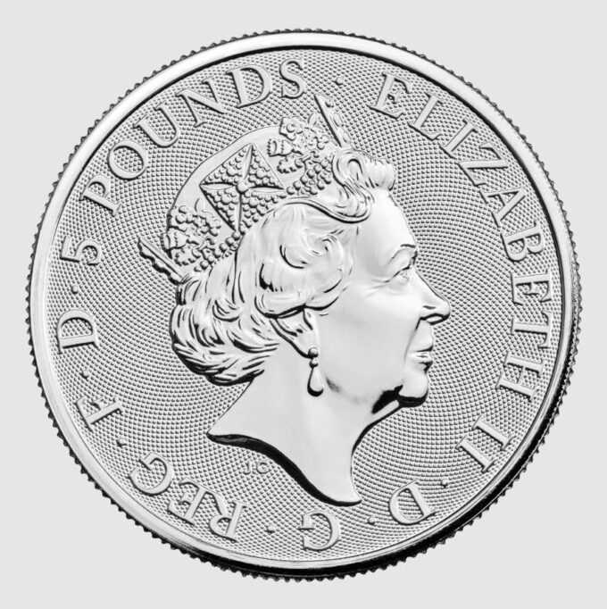 Investujte do novej kolekcie produktov z dielne Britskej mincove inšpirovanej kráľovskými Tudorovcami. 
Yale of Beaufort je jedným z desiatich heraldických stvorení, ktoré strážia priekopu pred palácom Hampton Court v podobe hrôzostrašných sôch. Stelesňujú silu dynastie Tudorovcov a symbolizujú predkov Henricha VIII. a jeho tretej manželky Jane Seymourovej. Tradícia mýtických zvierat reprezentujúcich hodnoty a črty kráľovstva sa začala stáročia skôr, keď sa na vlajkách a transparentoch na bojisku objavovali heraldické bytosti, aby zjednotili a nasmerovali armády ako aj vniesli strach do nepriateľa.
Reverz mince od Davida Lawrencea zobrazuje Yale of Beaufort z vodného mosta v Royal Beasts of Hampton Court Palace. Na líci mince tejto série je posledný krát portrét Jej veličenstva kráľovnej od Jody Clarkovej.