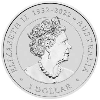 Strieborná minca „Austrálska Koala“ bola vyrazená mincovňou v meste Perth z 1 Oz striebra o rýdzosti 99,99 %.
Motív vydania v roku 2023 v kolekcii austrálskych koalových mincí predstavuje koalu na vetve gumovníka s dieeťaťom, ktoré sa jej drží na chrbte. Súčasťou dizajnu sú aj nápisy „KOALA“ a „2023 1 oz 9999 SILVER“. Reverz zobrazuje pamätný portrét kráľovnej Alžbety II., ako aj dátumy jej vlády a denomináciu.
Spolu s klokanom je koala jedným z najznámejších predstaviteľov austrálskej fauny a je považovaná za jeden z najobľúbenejších symbolov Austrálie, v neposlednom rade aj pre svoj roztomilý vzhľad. Na prvý pohľad sa koaly zdajú byť samotári. Až pri bližšom pozorovaní je možné vidieť, že žijú v stabilnom sociálnom systéme. Každé zviera má svoje vlastné územie. V ňom je pevná potrava a tzv. spiace stromy. Koaly jedia iba listy eukalyptu chudobné na živiny. Koaly sú neustále veľmi prieberčivé zvieratá.
Z približne 600 druhov eukalyptov v Austrálii prijímajú ako potravu len veľmi malý počet. Austrálske mince Koala sú veľmi žiadané medzi zberateľmi a investormi na celom svete.
Strieborná minca Koala je dodávaná v ochrannej kapsule na mince.
NFO: Ak si objednáte 20 mincí, mince sú dodávané v originálnej rolke z mincovne Perth.