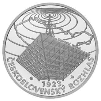 100. výročie začiatku pravidelného vysielania československého rozhlasu
Strieborná zberateľská eurominca v nominálnej hodnote 10 eur
Dňa 18. mája 1923 začala s pravidelným vysielaním súkromná československá spoločnosť Radiojournal, s.r.o. Zlom v dejinách rozhlasu na Slovensku nastal 3. augusta 1926, keď Radiojournal spustil pravidelné vysielanie v Bratislave. Už v nasledujúcom roku založil Radiojournal pobočku v Košiciach a v roku 1936 v Banskej Bystrici. Vznik Slovenského štátu v marci 1939 znamenal aj vznik samostatnej štátom kontrolovanej spoločnosti Slovenský rozhlas, s.r.o. Počas SNP v auguste až októbri 1944 pôsobil v Banskej Bystrici Slobodný slovenský vysielač. Po nastolení komunistického režimu v roku 1948 bola zákonom z 28. apríla 1948 zriadená jednotná štátna organizácia Československý rozhlas. Nastala centralizácia a cenzúra. Zásadné politické zmeny po roku 1989 boli v rozhlase spojené s obnovením slobody slova. Vznikla verejnoprávna inštitúcia Slovenský rozhlas. K 1. januáru 2011 vytvoril Slovenský rozhlas so Slovenskou televíziou inštitúciu Rozhlas a televízia Slovenska.
 
