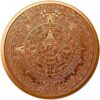 1 oz aztécka medená minca
Kúpte si kúsok histórie za nízku cenu! - Perfektný darček pre priateľov nemusí byť drahý! 
Na lícnej strane mince je vyobrazený aztécky kalendár. V strednom prstenci pôvodného kameňa slnka, ktorý váži 24 ton, je vytesaných 20 denných znakov. Preto bola táto socha niekedy interpretovaná ako kalendárny kameň.
Na rube mince je zobrazený posledný aztécky vládca Tenochtitlánu, Cuauhtémoc, ktorého vláda bola v rokoch 1520 až 1525. Tenochtitlán bol hlavným mestom Aztéckej ríše od 14. do začiatku 16. storočia, kým ho nedobili a nezničili r. španielski dobyvatelia.
Minca nemá oficiálnu nominálnu hodnotu. Je to čistá investičná minca. Rýdzosť a hmotnosť sú však vyrazené na zadnej strane s nápisom „One Unce .999 Fine Copper“.
Zvláštnosťou mince je okrem obľúbeného motívu určite aj to, že máte jednu z mála možností priamo aj fyzicky investovať do „zabudnutého“ polodrahokamu medi.
Dôležité upozornenie: Minca 1 váži jednu uncu Avoirdupois. Jemná hmotnosť je teda = 28,3495 gramov, čo stojí za zmienku, pretože zlaté mince sa zvyčajne vážia v trójskych unciach (~ 31,103 g).
