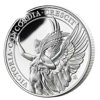 Strieborná minca z roku 2021 „VICTORY“ 1oz
Predstavujeme prvú mincu z novej série 6 ks mincí.
Prvá minca v tejto veľkolepej sérii predstavuje víťazstvo, možno jednu z najvýznamnejších cností, akú môže panovník vlastniť. Víťazstvo, definované ako úspech alebo triumf pri prekonaní nepriateľa, je kľúčovým prvkom vlády kráľovnej Viktórie aj kráľovnej Alžbety II. Víťazstvo signalizuje koniec konfliktu a oslavu mieru. Kráľovná ako suverén je veliteľkou ozbrojených síl a je stále jedinou osobou, ktorá je schopná formálne vyhlásiť vojnu a čo je ešte dôležitejšie, ukončiť konflikt.
Alegorická prezentácia šiestich cností kráľovnej bola prvýkrát predstavená na Viktóriinom pamätníku, ktorý sa nachádza pred Buckinghamským palácom. Okrídlený anjel víťazstva, navrhnutý po smrti kráľovnej Viktórie v roku 1901, je zobrazený na samom vrchu pamätníka a pri jej nohách sa krčia alegorické postavy Odvahy a Stálosti. Odvaha nosí prilbu a palicu, zatiaľ čo Constancy drží lodný kompas a obe majú plášte vejúce vo vánku. Pod nimi stoja personifikácie spravodlivosti, pravdy a lásky.
Prvá minca zo série, inšpirovanej šiestimi cnosťami nachádzajúcimi sa na pamätníku Victoria, ktorý sa nachádza pred Buckinghamským palácom, obsahuje detailné zobrazenie alegorickej postavy Victory, ktorá nesie v ruke víťazný palmový list a je obklopená textom.
VICTORIA CONCORDIA CRESCIT - Víťazstvo prostredníctvom Harmónie
Každý klasický alegorický dizajn zahŕňa stelesnenie kráľovnej Viktórie a kráľovnej Alžbety II. Tieto cnosti sú široko uznávané ako princípy založené kráľovnou Viktóriou vo viktoriánskom veku a dodnes ich presadzuje kráľovná Alžbeta II., a tak dnes zostávajú základnými cnosťami britského národa.
- Víťazstvo- Pravda- Dobročinnosť- Spravodlivosť- Odvaha- Stálosť