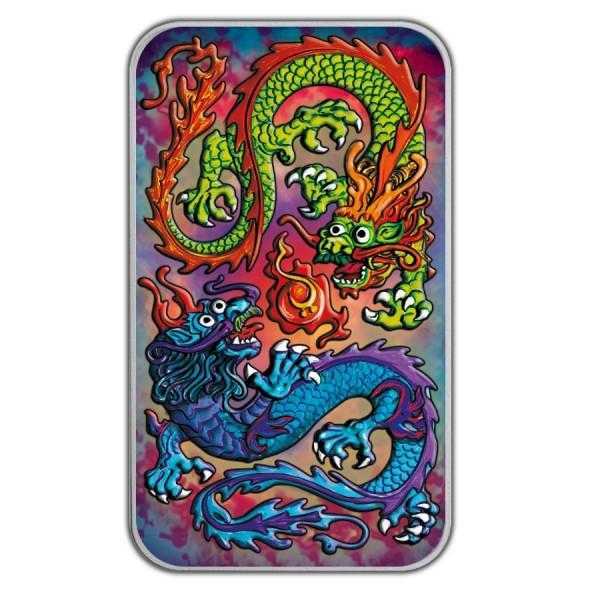 Limitovaná minca v počte 100ks, „Dragon 2020“, 1Oz o rýdzosti striebra 99,99“.
Predná strana mince je kolorovaná.
Ide o tretí ročník vydania od mincovne Perth venovaný čínskemu drakovi.
V čínskej kultúre je drak uctievaný ako božské bájne stvorenie, symbol moci, sily, bohatstva a šťastia, a často je zobrazovaný po boku svetielkujúcej alebo horiacej perly, symbolu múdrosti a osvietenia. Verí sa tiež, že draci sú vládcovia vody a počasia.
Táto dračia minca je vyrazená mincovňou Perth z 1 oz 99,99% rýdzeho striebra. Na líci je zobrazená podobizeň Jej Veličenstva kráľovnej Alžbety II., od umelkyne Jody Clarkovej, menová a nominálna hodnota „1 DOLÁR“, rok 2020, váha a rýdzosť „1oz 9999 Au“.
Obdĺžniková strieborná minca „Dragon“ v UNC kvalite je tento rok limitovaná na počet 250.000 kusov.
Dôležitá poznámka: Pokovovanie/zafarbenie na tejto minci vyrobila skúsená spoločnosť tretej strany!