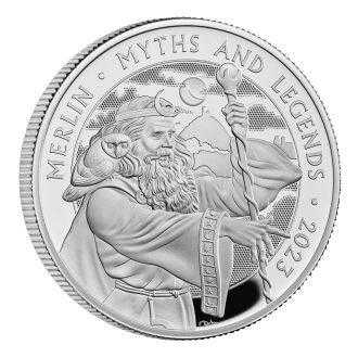 Investujte do legendy britského folklóru, pretože príbeh o kráľovi Artušovi inšpiruje najnovšiu sériu troch mincí v rámci zbierky venovanej mýtom a legendám. Bájny kráľ zdobí prvú mincu novej série, pričom Merlin a Morgan le Fay sa plánujú objaviť na druhej a tretej minci.
Legenda o kráľovi Artušovi sa prvýkrát objavila vo waleských stredovekých kronikách deviateho a desiateho storočia a zostáva jednou z najikonickejších postáv britskej mytológie. Legenda sa v priebehu vekov vyvíjala s rôznymi príbehmi, ktoré ponúkajú zobrazenia Artura, ktoré siahajú od divokého bojovníka brániaceho Britániu pred saskými útočníkmi až po vznešeného vodcu rytierov okrúhleho stola, ktorý stelesňuje hodnoty rytierskej spoločnosti.
Dizajn, ktorý vytvoril skúsený ilustrátor David Lawrence, zobrazuje bájneho čarodeja Merlina, ako zviera magickú palicu, na opasku má pripevnený zlatý kosák a na ramene má posadenú sovu.
Každá minca, vyrazená z rýdzeho striebra 999, je dokončená podľa štandardu kráľovskej mincovne v kvalite PROOF. 
Limitovaná edícia v počte 2510 kusov!