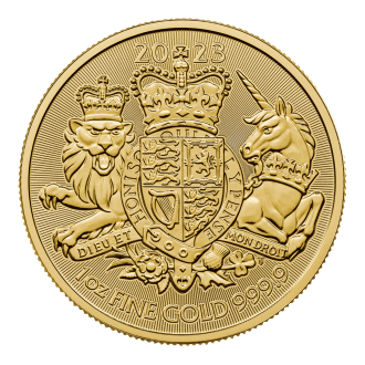 Kráľovská mincovňa hrdo oslavuje jeden z najznámejších a najmajestátnejších symbolov Spojeného kráľovstva, „The Royal Arms“.
Tento trvalý znak znamená po stáročia kráľovskú hodnosť a silu. V roku 2019 vytvoril heraldický umelec Timothy Noad interpretáciu "The Royal Arms" pre nový sortiment mincí z drahých kovov a dizajn sa teraz vracia už piaty rok po sebe. Na líci sa nachádza oficiálny portrét Jeho Veličenstva Kráľa, ktorý vytvoril Martin Jennings.
Kráľovská zbroj je oficiálnym štátnym znakom vládnuceho panovníka, ktorého portrét je na lícnej strane tejto mince s rýdzim zlatom v hodnote 1 unce. Hotel Royal Arms, ktorý sa kedysi na stredovekom bojisku používal na štíty a transparenty, sa teraz dostáva do centra pozornosti obklopený lúčmi, ktoré vytvárajú nádherné pozadie a poskytujú pridanú funkciu zabezpečenia. Mince sú dokončené podľa najvyššieho štandardu kráľovskej mincovne. Zlatú mincu Royal Arms 2023 je možné kúpiť aj jednotlivo a je k dispozícii aj v strieborných edíciách.