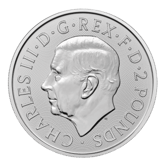 Kráľovská mincovňa hrdo oslavuje jeden z najznámejších a najmajestátnejších symbolov Spojeného kráľovstva, „The Royal Arms“.
Po storočiach používania na transparentoch a štítoch na bojisku sa historické „The Royal Arms“ podarilo zachytiť na minci z kráľovskej mincovne. „The Royal Arms“ sú oficiálnym erbom vládnuceho panovníka a možno ho vidieť všade od oficiálnych britských dokumentov až po pamiatky po celom Spojenom kráľovstve.
Tento trvalý znak znamená po stáročia kráľovskú hodnosť a silu. V roku 2019 vytvoril heraldický umelec Timothy Noad interpretáciu "The Royal Arms" pre nový sortiment mincí z drahých kovov a dizajn sa teraz vracia už piaty rok po sebe. Na líci sa nachádza oficiálny portrét Jeho Veličenstva Kráľa, ktorý vytvoril Martin Jennings.
Kráľovská zbroj je oficiálnym štátnym znakom vládnuceho panovníka, ktorého portrét je na lícnej strane tejto minci. Royal Arms, ktorý sa kedysi na stredovekom bojisku používal na štíty a transparenty, sa teraz dostáva do centra pozornosti obklopený lúčmi, ktoré vytvárajú nádherné pozadie a poskytujú pridanú funkciu zabezpečenia mince. Mince sú dokončené podľa najvyššieho štandardu kráľovskej mincovne.