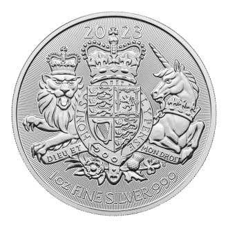Kráľovská mincovňa hrdo oslavuje jeden z najznámejších a najmajestátnejších symbolov Spojeného kráľovstva, „The Royal Arms“.
Po storočiach používania na transparentoch a štítoch na bojisku sa historické „The Royal Arms“ podarilo zachytiť na minci z kráľovskej mincovne. „The Royal Arms“ sú oficiálnym erbom vládnuceho panovníka a možno ho vidieť všade od oficiálnych britských dokumentov až po pamiatky po celom Spojenom kráľovstve.
Tento trvalý znak znamená po stáročia kráľovskú hodnosť a silu. V roku 2019 vytvoril heraldický umelec Timothy Noad interpretáciu "The Royal Arms" pre nový sortiment mincí z drahých kovov a dizajn sa teraz vracia už piaty rok po sebe. Na líci sa nachádza oficiálny portrét Jeho Veličenstva Kráľa, ktorý vytvoril Martin Jennings.
Kráľovská zbroj je oficiálnym štátnym znakom vládnuceho panovníka, ktorého portrét je na lícnej strane tejto minci. Royal Arms, ktorý sa kedysi na stredovekom bojisku používal na štíty a transparenty, sa teraz dostáva do centra pozornosti obklopený lúčmi, ktoré vytvárajú nádherné pozadie a poskytujú pridanú funkciu zabezpečenia mince. Mince sú dokončené podľa najvyššieho štandardu kráľovskej mincovne.