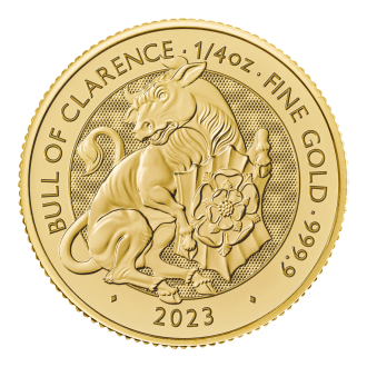 Investujte do novej kolekcie produktov z dielne Britskej mincove inšpirovanej kráľovskými Tudorovcami. 
Bull of Clarence je jedným z desiatich heraldických stvorení, ktoré strážia priekopu pred palácom Hampton Court v podobe hrôzostrašných sôch. Stelesňujú silu dynastie Tudorovcov a symbolizujú predkov Henricha VIII. a jeho tretej manželky Jane Seymourovej. Tradícia mýtických zvierat reprezentujúcich hodnoty a črty kráľovstva sa začala stáročia skôr, keď sa na vlajkách a transparentoch na bojisku objavovali heraldické bytosti, aby zjednotili a nasmerovali armády ako aj vniesli strach do nepriateľa.
Reverz mince od Davida Lawrencea zobrazuje Bull of Clarence z vodného mosta v Royal Beasts of Hampton Court Palace. Na lícnej strane mince je po prvý krát je oficiálny mincový portrét kráľa Karola III. od Martina Jenningsa.