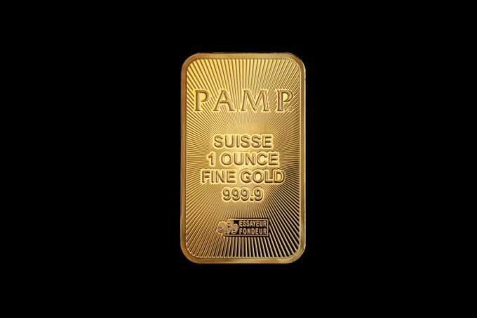 Novo prepracovaný PAMP Suisse 999,9 1oz zlatý ingot je vyrobený podľa najvyšších štandardov kvality a umenia, pre ktoré je značka PAMP známa a dôveryhodná na celom svete. 
Každá tehlička je akreditovaná Švajčiarskym federálnym úradom, je individuálne zaregistrovaná a zapečatená v ochrannom obale CertiPAMP™ s integrovaným oficiálnym certifikátom skúšky, ktorý zaručuje obsah a hmotnosť rýdzeho drahého kovu a je chránený snímateľnou fóliou. 
Dizajn zadnej strany je prispôsobený pôvodnému zakladajúcemu logu PAMP zaznamenanému v jeho archívoch a vyznačuje sa centrálnym štvorcom rámujúcim svetoznámy charakteristický znak štyroch inicializovaných matríc, ktoré spolu tvoria názov PAMP. Zlatý ingot PAMP Suisse 1oz, sa trblieta so svetlo lámajúcimi mikro ryhami vychádzajúcimi zo stredu. Ako bezpečnostný prvok sa používa pokročilá laserová technológia na mikrogravírovanie „PAMP Suisse“ nepretržite pozdĺž centrovaného štvorcového okraja, ktorý je viditeľný iba pri pohľade cez lupu alebo klenotnícku lupu.