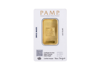 Novo prepracovaný PAMP Suisse 999,9 1oz zlatý ingot je vyrobený podľa najvyšších štandardov kvality a umenia, pre ktoré je značka PAMP známa a dôveryhodná na celom svete.
Každá tehlička je akreditovaná Švajčiarskym federálnym úradom, je individuálne zaregistrovaná a zapečatená v ochrannom obale CertiPAMP™ s integrovaným oficiálnym certifikátom skúšky, ktorý zaručuje obsah a hmotnosť rýdzeho drahého kovu a je chránený snímateľnou fóliou.
Dizajn zadnej strany je prispôsobený pôvodnému zakladajúcemu logu PAMP zaznamenanému v jeho archívoch a vyznačuje sa centrálnym štvorcom rámujúcim svetoznámy charakteristický znak štyroch inicializovaných matríc, ktoré spolu tvoria názov PAMP. Zlatý ingot PAMP Suisse 1oz, sa trblieta so svetlo lámajúcimi mikro ryhami vychádzajúcimi zo stredu. Ako bezpečnostný prvok sa používa pokročilá laserová technológia na mikrogravírovanie „PAMP Suisse“ nepretržite pozdĺž centrovaného štvorcového okraja, ktorý je viditeľný iba pri pohľade cez lupu alebo klenotnícku lupu.