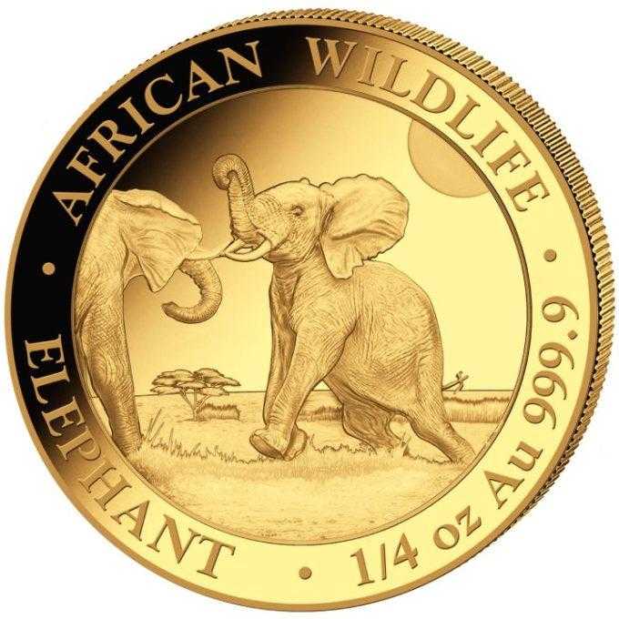 Minca „Somalia Elephant“ 2024 populárnej série „African Wildlife Series“ bola vyrazená z 1/4 unce rýdzeho zlata 999,9 %.
Séria African Wildlife sa vyznačuje každoročne sa meniacim motívom a je veľmi obľúbená u investorov po celom svete.
Motív zobrazuje dvojicu zápasiacich slonov s africkou stepou na pozadí. Pri okraji mince sú nápisy „AFRICAN WILDLIFE“ a „ELEPHANT“, „1/4 oz“ a rýdzosť „Au 999,9“.
Na rube je zobrazený somálsky štátny znak, ktorý zobrazuje štít s hviezdou podopretou dvoma leopardmi. Pod týmto symbolom sú dva tradičné oštepy a dva palmové listy a nápisy „SOMALSKÁ REPUBLIKA 2024 200 šilingov“.
Zlatá minca African Wildlife Elephant sa dodáva v plastovej kapsule.