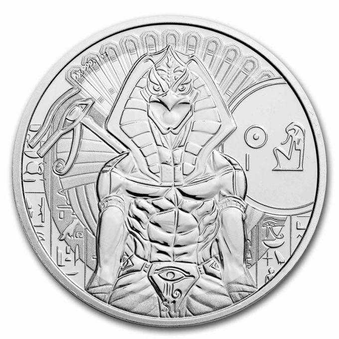 Mincovňa Pobjoy vydala novú vzrušujúcu sériu mincí s egyptskými bohmi na pamiatku 250 rokov od narodenia britského egyptológa Dr Thomasa Younga.
Na tretej minci tejto série je zobrazený boh slnka Ra..
Ra je staroegyptský boh slnka, ktorý bol považovaný za tvorcu. Symbolizoval životodarnú a osvetľujúcu silu slnka. Ra bol často zobrazovaný so sokolou hlavou a slnečným diskom navrchu. Verilo sa, že cez deň prechádza oblohou a v noci cestuje podsvetím. Riadil kolobeh života a smrti a jeho uctievanie hralo významnú úlohu v egyptskej mytológii a náboženských praktikách.
Minca obsahuje 1 oz rýdzeho striebra 999, pričom razba je obmedzená len na 5 000 mincí.
Na rube je zobrazený erb Republiky Sierra Leone, minca je podporovaná vládou Sierra Leone a je považovaná za suverénnu mincu. 