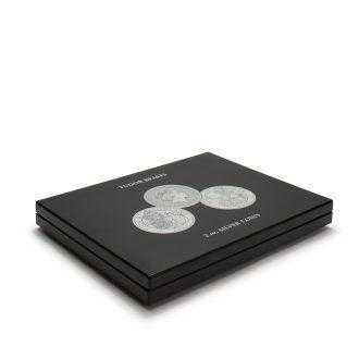 Vysokokvalitné čierne puzdro na uloženie 10 strieborných mincí Tudor Beasts (2 oz.).
Bezpečné a nenápadné magnetické zapínanie.
Vonkajší formát: 305x30x245 mm