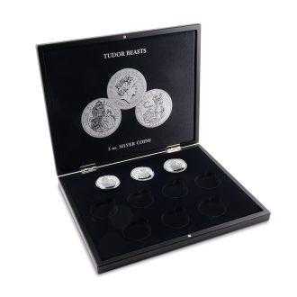 Vysokokvalitné čierne puzdro na uloženie 10 strieborných mincí Tudor Beasts (2 oz.).
Bezpečné a nenápadné magnetické zapínanie.
Vonkajší formát: 305x30x245 mm