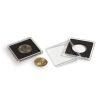 Štvorcové kapsule vyrobené z kvalitného akrylu, ktorý neškriabe. 
Pevné a zároveň ľahko otvárateľné zatváranie. 
Kapsule taktiež obsahujú čierne vkladacie vnútro na všetky bežné mince s priemerom od 10,00 mm až do 41,00 mm.