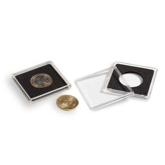 Štvorcové kapsule vyrobené z kvalitného akrylu, ktorý neškriabe. 
Pevné a zároveň ľahko otvárateľné zatváranie. 
Kapsule taktiež obsahujú čierne vkladacie vnútro na všetky bežné mince s priemerom od 10,00 mm až do 41,00 mm.
