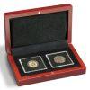 Naše kvalitné mincové etue VOLTERRA sú k dispozícii aj na uloženie hranatých kapsúl na mince, napr. QUADRUM, QUADRUM XL, MAGNICAPS, EVERSLAB. Etue sú vrátane saténovej stuhy na uloženie certifikátov vo vnútornom veku.
Puzdro na mince v mahagónovej farbe na uloženie 2 x kapsuly na mince QUADRUM.
Vankúš na veko čalúnený čiernym saténom.
Spodná časť s velúrovým povrchom.
Mimoriadne jednoduché vyberanie kapsuly na mince QUADRUM
Kapsule QUADRUM nie sú súčasťou balenia.
Funkčnosť a krásny dizajn v dokonalej harmónii.
Praktický formát.