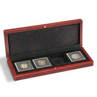 Naše kvalitné mincové etue VOLTERRA sú k dispozícii aj na uloženie hranatých kapsúl na mince, napr. QUADRUM, QUADRUM XL, MAGNICAPS, EVERSLAB. Etue sú vrátane saténovej stuhy na uloženie certifikátov vo vnútornom veku.
Puzdro na mince v mahagónovej farbe na uloženie 4 x kapsuly na mince QUADRUM.
Vankúš na veko čalúnený čiernym saténom.
Spodná časť s velúrovým povrchom.
Mimoriadne jednoduché vyberanie kapsuly na mince QUADRUM
Kapsule QUADRUM nie sú súčasťou balenia.
Funkčnosť a krásny dizajn v dokonalej harmónii.
Praktický formát.