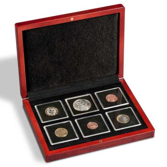 Naše kvalitné mincové etue VOLTERRA sú k dispozícii aj na uloženie hranatých kapsúl na mince, napr. QUADRUM, QUADRUM XL, MAGNICAPS, EVERSLAB. Etue sú vrátane saténovej stuhy na uloženie certifikátov vo vnútornom veku.
Puzdro na mince v mahagónovej farbe na uloženie 6 x kapsuly na mince QUADRUM.
Vankúš na veko čalúnený čiernym saténom.
Spodná časť s velúrovým povrchom.
Mimoriadne jednoduché vyberanie kapsuly na mince QUADRUM
Kapsule QUADRUM nie sú súčasťou balenia.
Funkčnosť a krásny dizajn v dokonalej harmónii.
Praktický formát.