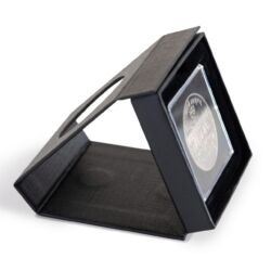 2484902-airbox-view-coin-etui-with-display-function-for-1-quadrum-capsule-black_1-jpg Čierna mincová etua vyrobená z pevného kartónu na kapsule QUADRUM.