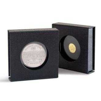 Čierna mincová etua vyrobená z pevného kartónu na kapsule QUADRUM. 
Najdôležitejšie: zobrazovacie okno na prezeranie mincí a funkcia zobrazenia na prezentáciu mincí. Podnos mince s čiernym velúrovým povrchom. 
Nenápadné magnetické zapínanie. 
Kapsuly nie sú súčasťou balenia.
Celkový rozmer: 71 x 71 x 19 mm.