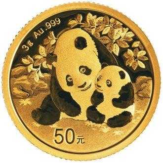 Čínska panda je nepochybne najpopulárnejšou a najlegendárnejšou zlatou mincou. Vďaka každoročne sa meniacim motívom sú čínske mince Panda veľmi populárne medzi investormi a zberateľmi.
Motívom mince roku 2024 je dospelá panda, ktorá sa s láskou stará o svoje mláďa, ako aj kamene a konáre s listami v pozadí.
Na rube je každoročne identický obraz slávneho Nebeského chrámu v Pekingu. Národný symbol Číny je súčasťou svetového dedičstva UNESCO od roku 1998. Panda veľká, ktorá pochádza z Číny, je považovaná za symbol šťastia a všeobecne znamená harmóniu a trpezlivosť.
Zlaté mince Panda od Čínskej ľudovej banky sa dodávajú zapečatené v pôvodnej plastovej fólii.
