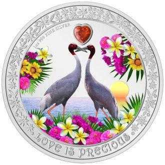 Jedenáste číslo série „Love is Precious“ novozélandskej mincovne je, ako všetky čísla tejto série, venované láske. 
Na motíve sú dva žeriavy sarusové pri vode, predstavujúce zamilovaný pár. Sú obklopené množstvom pestrofarebných exotických kvetov. Dizajn dotvára červený zirkón v tvare srdca, ktorý je vsadený do striebornej mince. Po okraji je vyrytý nápis "LOVE IS PRECIOUS" doplnený ďalšími kvetinovými prvkami. 
Na rube je zobrazený portrét kráľa Karola III., denominácia a rok vydania. 
Limitovaná strieborná minca je dodávaná v originálnej krabičke v tvare srdca vrátane certifikátu pravosti od novozélandskej mincovne.