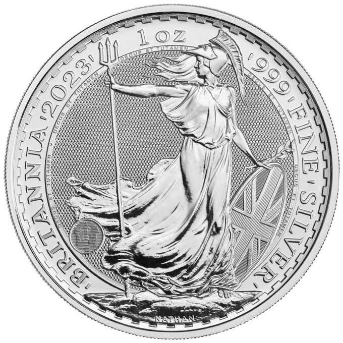 Dôležitá poznámka – Mince „Britannia“ ročník 2023 boli až do 1. decembra stále razené piatou a poslednou podobizňou kráľovnej Alžbety II. Od 1. decembra je razený portrét kráľa Karola III. Mince s portrétom kráľovnej Alžbety II., budú pravdepodobne cennejšie a vzácnejšie vzhľadom na nižšie vyrazené množstvá.
Minca „Britannia“ rok 2023 bola vyrazená Britskou kráľovskou mincovňou z jednej unce 99,9 % rýdzeho striebra a ako každý rok je na nej Britannia. Ženská postava v brnení je symbolom vlastenectva krajiny. Motív striebornej mince je obklopený nápismi „BRITANNIA 2023“ a „1 OZ 999 FINE SILVER“. Na rube je vyobrazená podobizeň Jej Veličenstva kráľovnej Alžbety II. Britská kráľovská mincovňa vydáva túto mincu od roku 1997 vďaka čomu ide o prvú striebornú mincu z Európy.