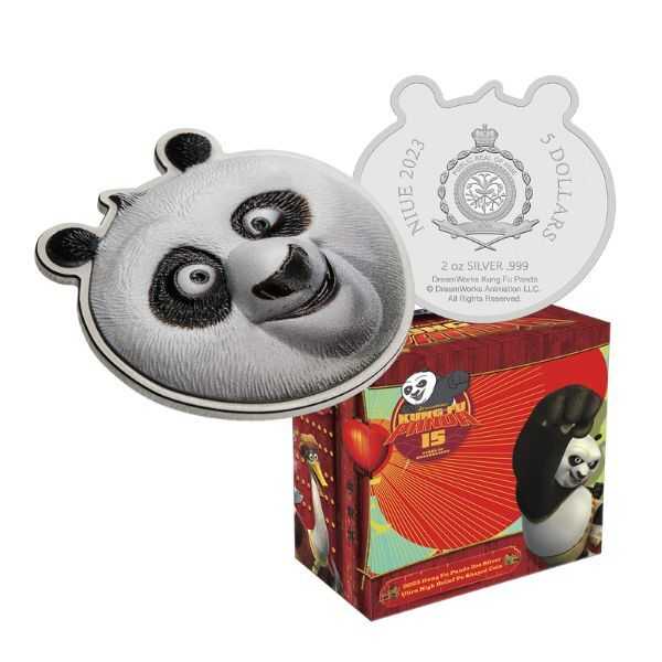 Táto rozkošná strieborná minca 2 Oz oslavuje 15. výročie kultového animovaného filmu „Kung Fu Panda“.
Minca je tvarovaná, má kvalitu Proof, nádherné vysoké reliéfy a brilantné sfarbenie. Dodáva sa v tematickom obale spolu s Certifikátom pravosti. Limitovaná ražba iba 600 kusov po celom svete.
Rub tvarovanej mince predstavuje rozkošnú tvár Kung Fu Pandy, okrúhlu a bacuľatú s výraznými čiernobielymi črtami, čiernymi ušami, očami a nosom, pokrytú bielou srsťou. Na líci mince je zobrazená verejná pečať Niue spolu s nápismi: „5 DOLLARS“ – nominálna hodnota, „NIUE 2023“ – krajina a rok vydania, „2 oz 999 Fine Silver“ – hmotnosť mince. minca a rýdzosť striebra.
Jeho jedinečný tvar a limitovaná razba z neho robia vzácny a cenený zberateľský kúsok pre fanúšikov aj zberateľov. Nepremeškajte svoju šancu vlastniť kúsok histórie Kung Fu Panda.
