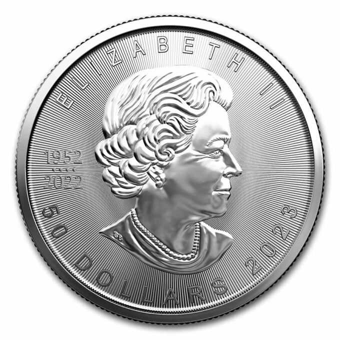 Kanadský javorový list je absolútnym bestsellerom a jednou z najpopulárnejších mincí medzi investormi a zberateľmi na celom svete.
Motívom kanadskej klasiky je tradične javorový list – národný symbol a „veľvyslanec“ Kanady. Rubová strana zobrazuje portrét kráľovnej Alžbety II., nominálnu hodnotu, rok vydania a tento rok je doplnený o roky vládnutia "1952-2022" jéj Veličenstva.
Platinové mince javorového listu sú dodávané bez balenia.