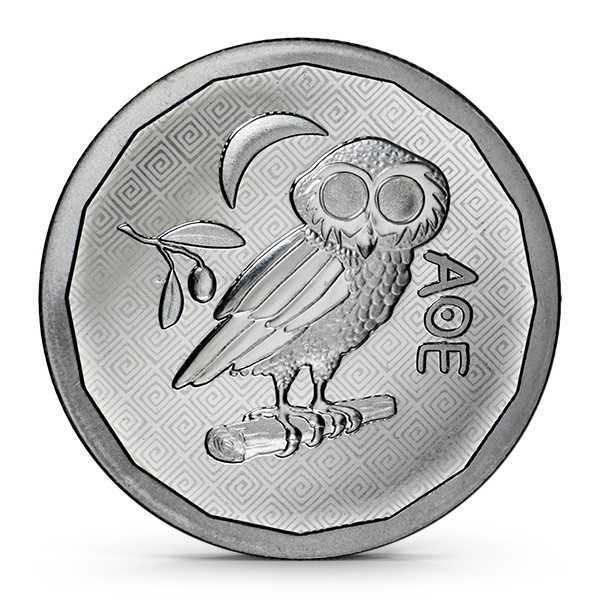 Aténska sova nie je len znakom šťastia a múdrosti, ale je to aj jeden z najpopulárnejších a najznámejších starovekých obrazov mincí.
Aténska sova patrí medzi najobľúbenejšie staroveké mince. Tento obraz sa objavil na razených minciach už v 5. storočí pred Kristom. V gréckej mytológii sova často sprevádza Aténu, ktorá je považovaná za bohyňu múdrosti. Hovorí sa tiež, že prezident Theodore Roosevelt nosil so sebou mincu aténskej sovy pre šťastie.
Na lícnej strane striebornej mince Atény sv. Heleny z roku 2024 je zobrazená podobizeň kráľa Karola III. Tento portrét zobrazuje kráľa v reliéfe z ľavého profilu, kde ho obklopujú identifikačné znaky mince.
Zadné pole mince obsahuje ikonickú sovu Aténu. Tento známy obrázok je zobrazený v strede mince. Sova sedí na vetve vedľa olivovej vetvy a mesiaca.
Strieborná minca sa dodáva voľne bez balenia.